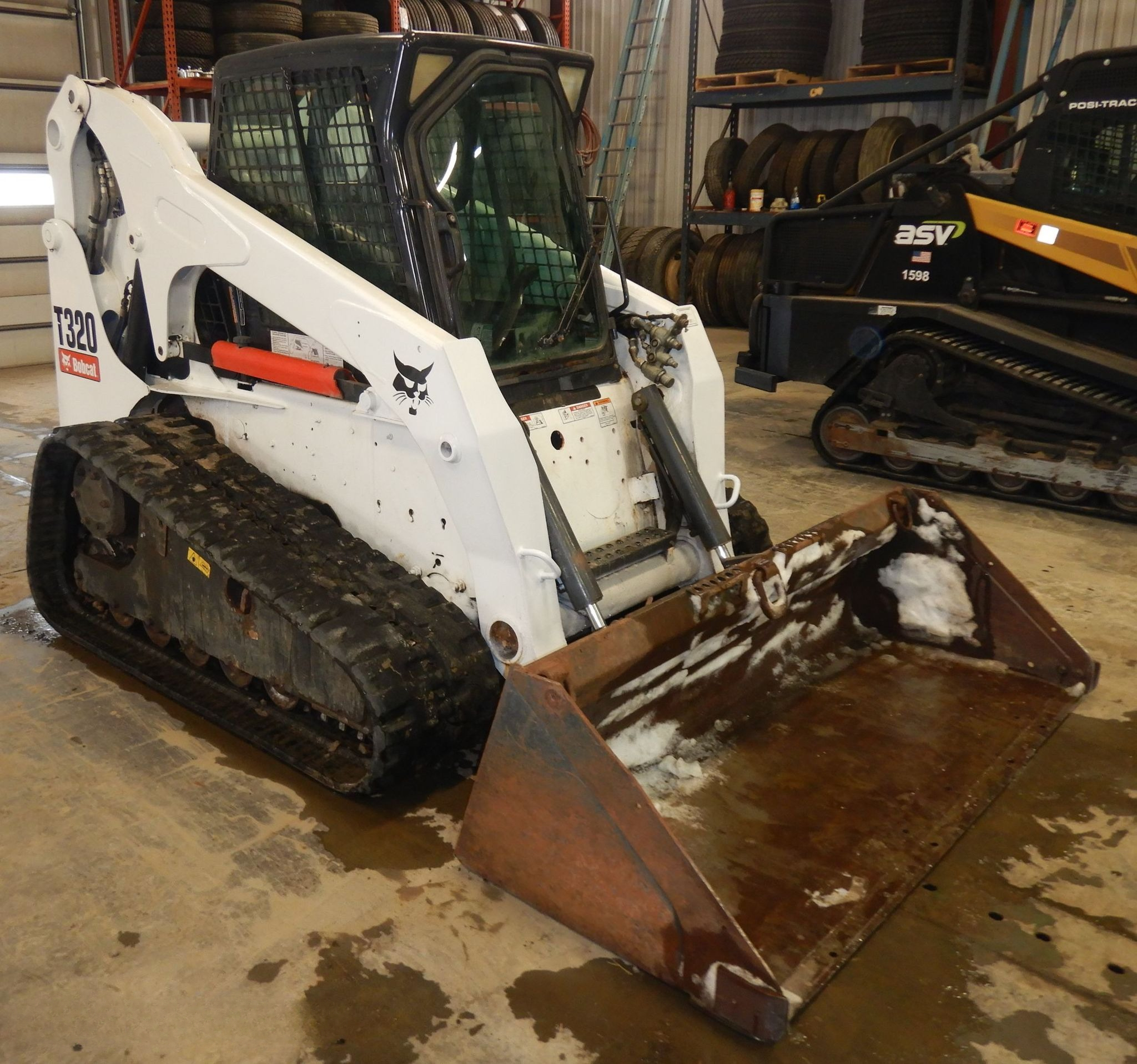 2008 Bobcat T320 Tracked Skid Steer thumbnail 2